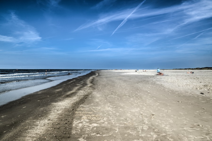 Breiter Nordseestrand von Schiermonnikoog unter blauem Himmel